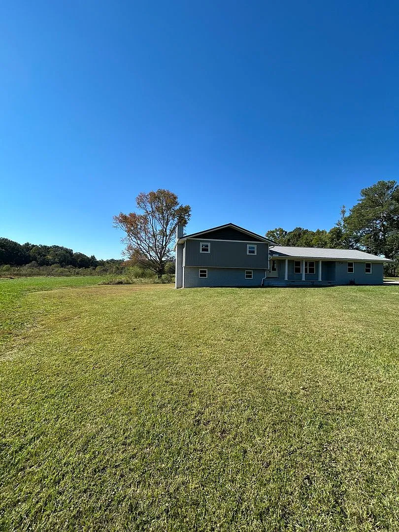 Spacious 6-bedroom, 3-bathroom home! — Photo 2
