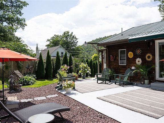 3rd image of 3464 Hornby Rd