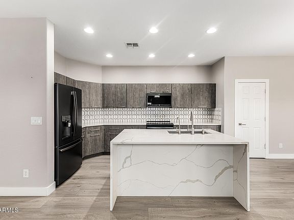 5th image of 2452 W WARREN Drive