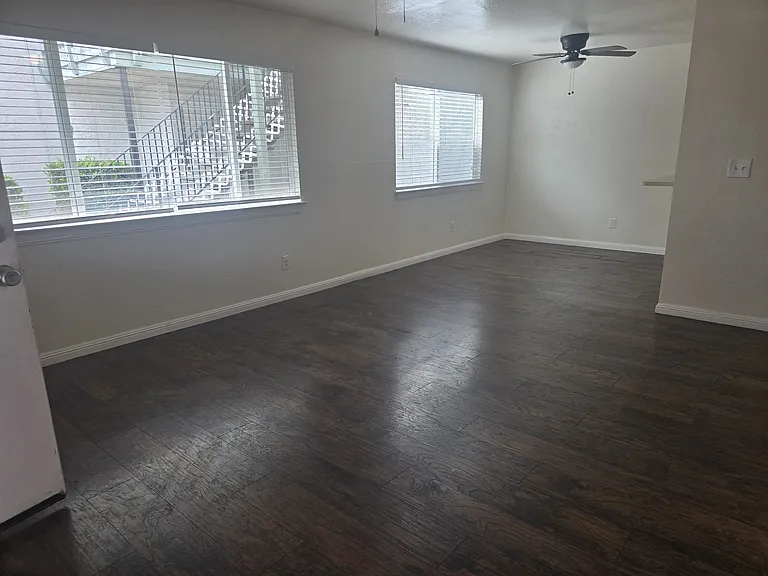 Echo Manor Apartments — Photo 4