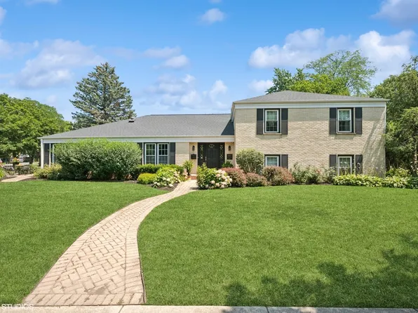 1413 Blackthorn Dr, Glenview, IL 60025