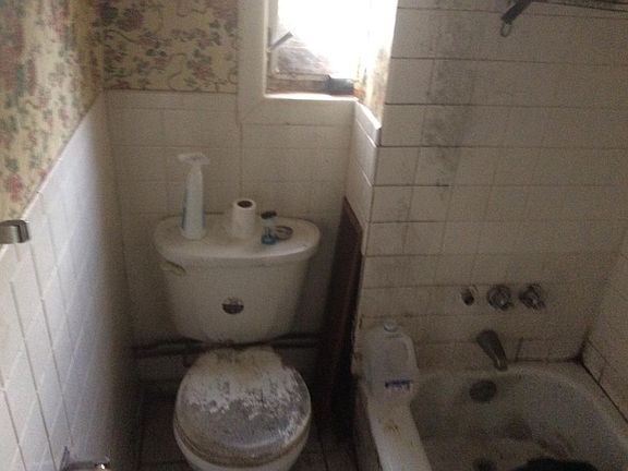 5th image of 136 Logan St