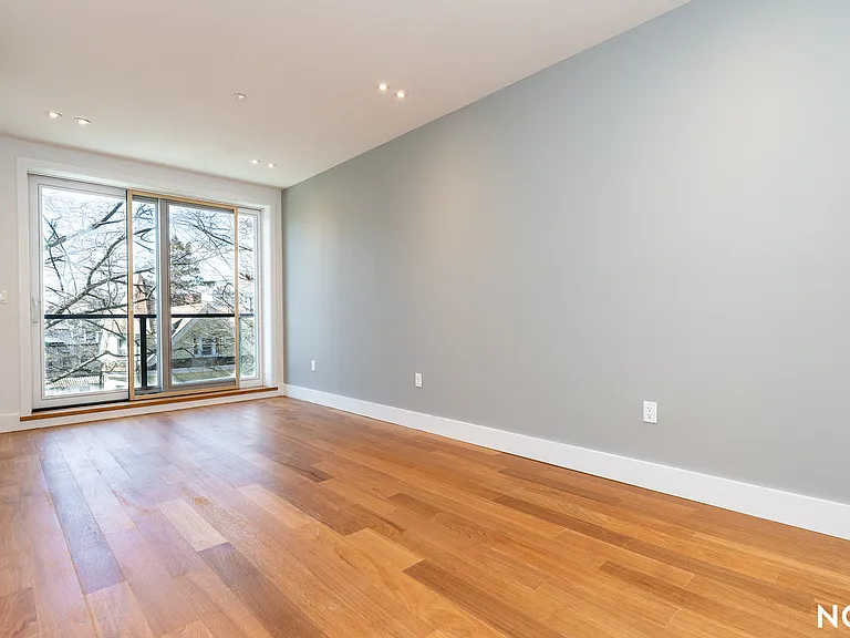 675 E 32nd St #42 — Photo 4