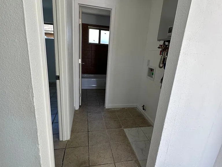 Spacious 2 Bedroom Apartment with Private Backyard — Photo 4
