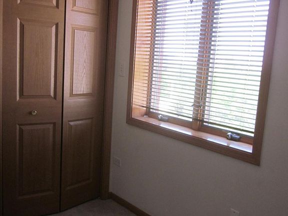 small bedroom (size 9 x 7) with closet