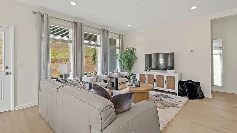 5 bed, 4.0 bath, 3395 sqft, $4,895 — Photo 4
