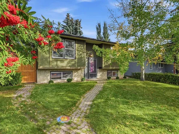256 W Silverview Way NW, Calgary, AB T3B 3K3