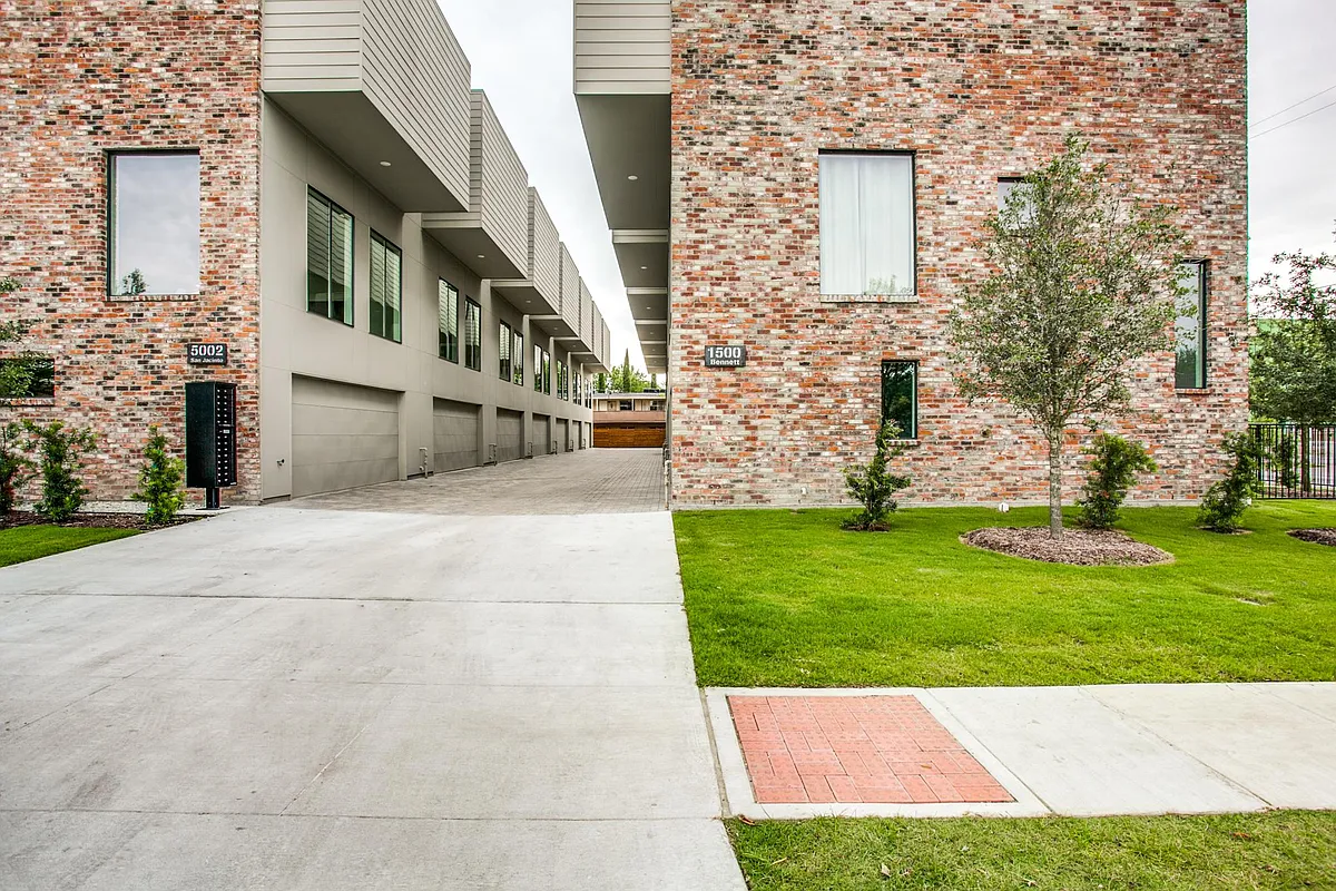 Building Photo - Townhomes on Bennett