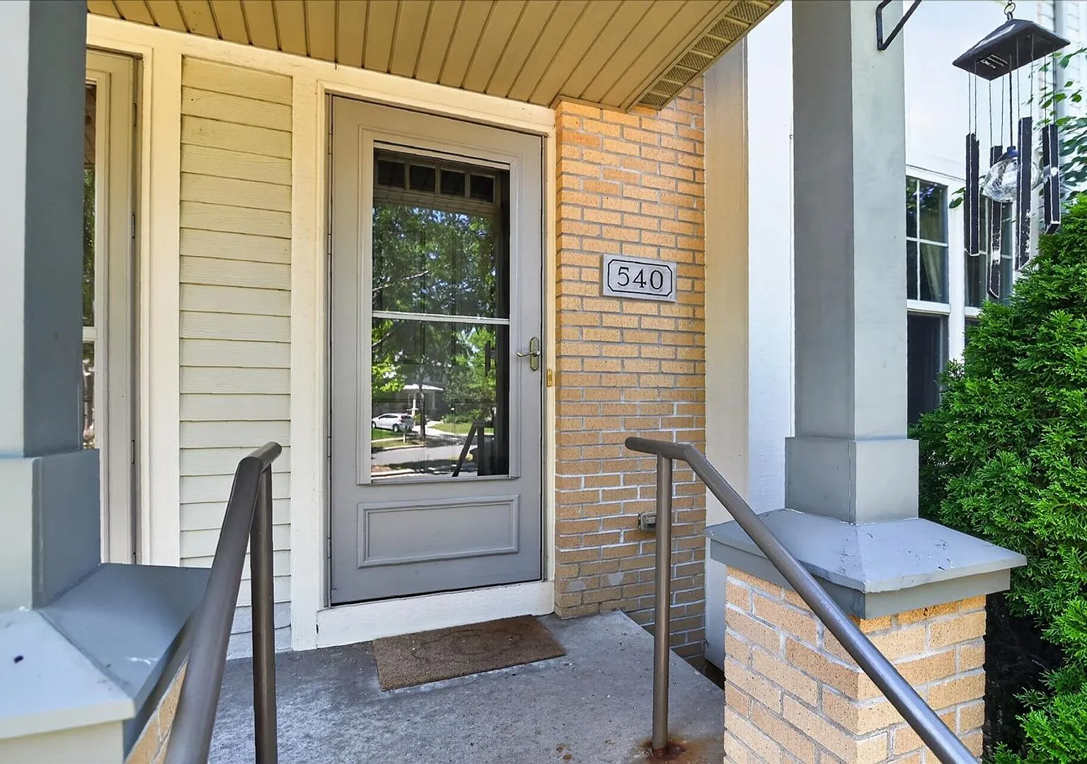 Now Leasing - Large 3 Level Apartment n Perfect Location — Photo 1