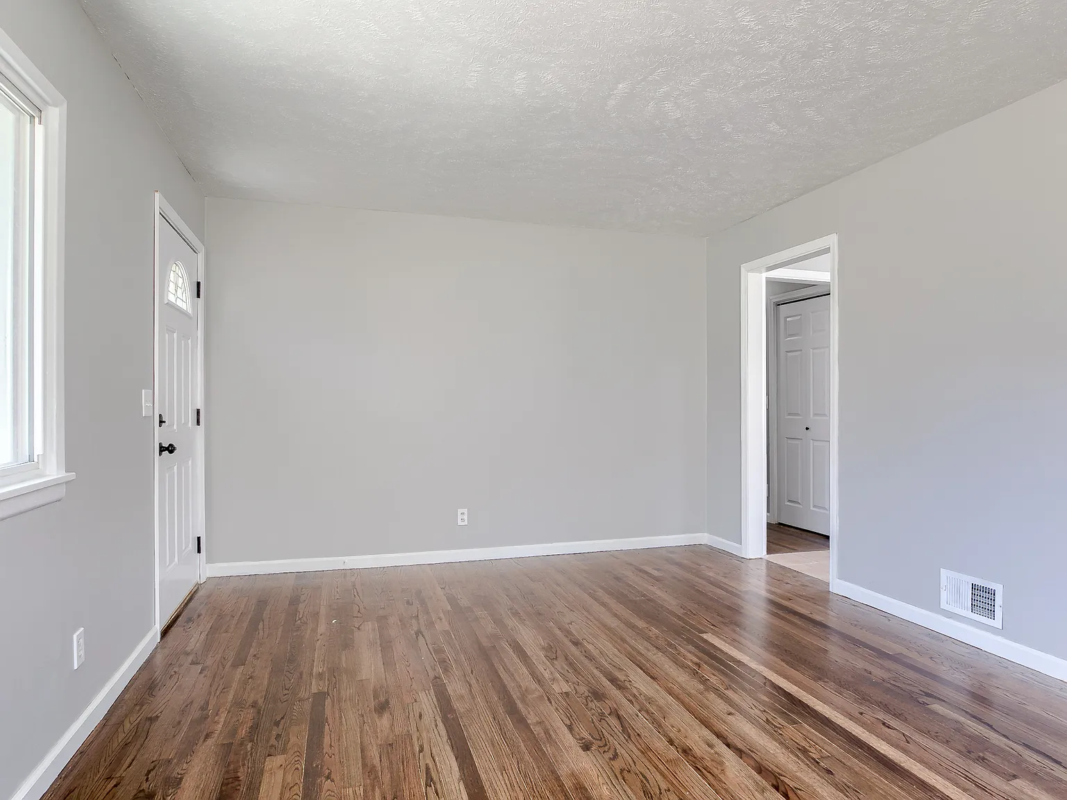 3 bed, 1050 sqft, $1,700 — Photo 3