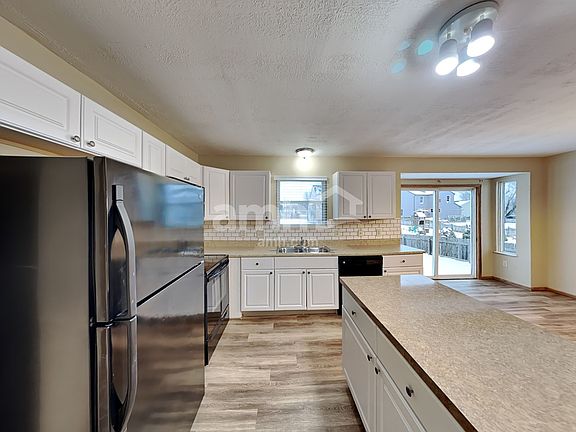 4th image of 353 W Hunters Dr