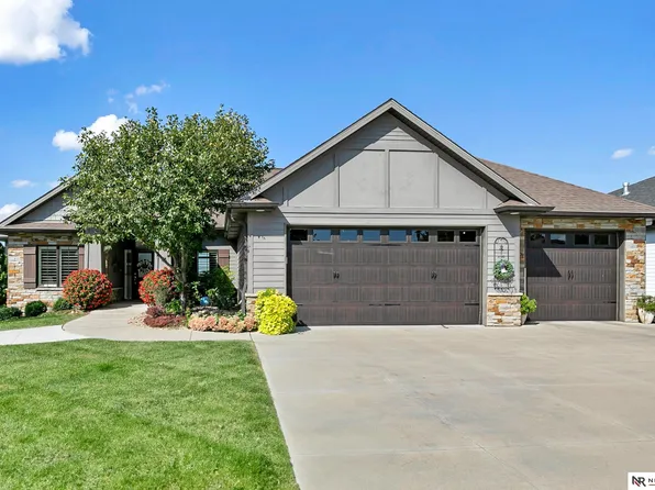 10040 Shore Front Dr, Lincoln, NE 68527