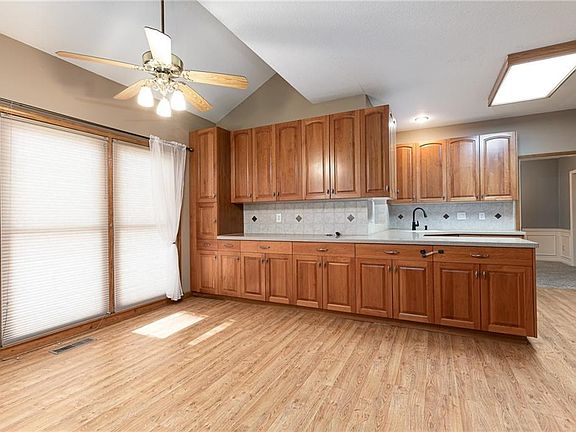 3rd image of 6218 N Indiana Ave