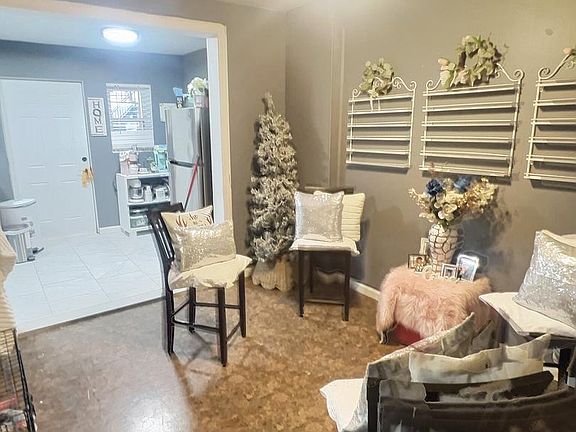 4th image of 725 Pear St