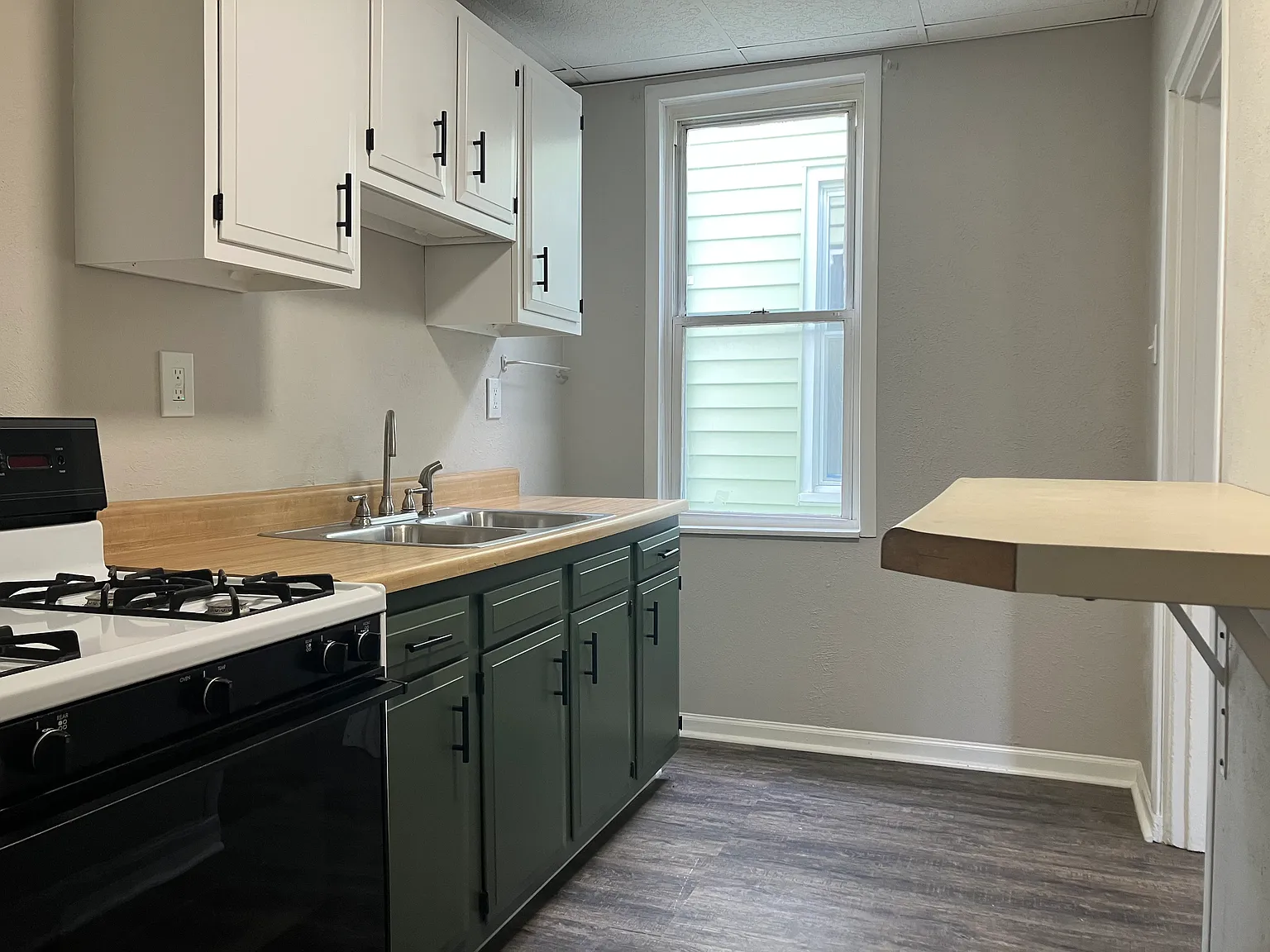 2 bed, 1000 sqft, $1,660 — Photo 2