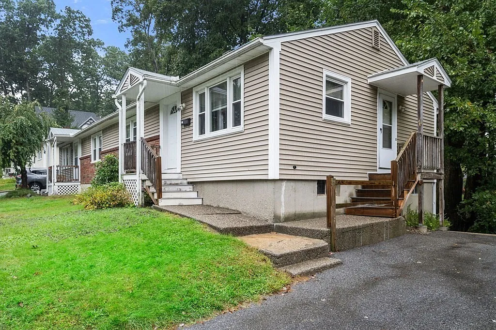 2 bed, 900 sqft, $2,400 — Photo 1