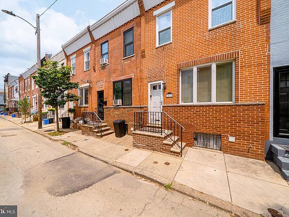 3rd image of 1033 Daly St