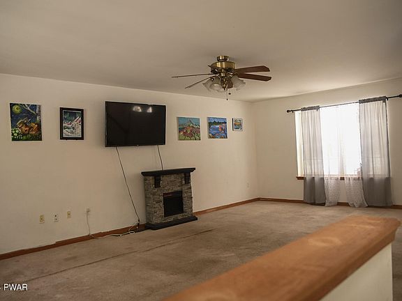 3rd image of 137 Circle Dr