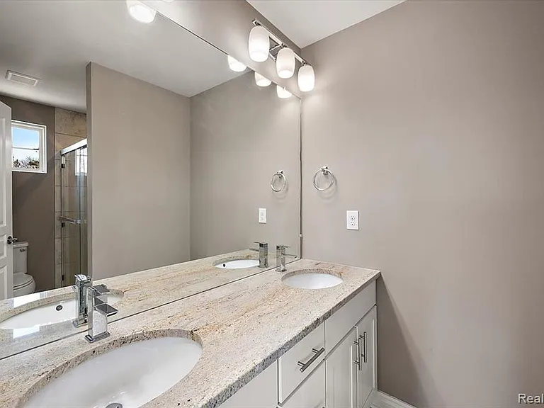 2877 Hartwick Dr — Photo 36