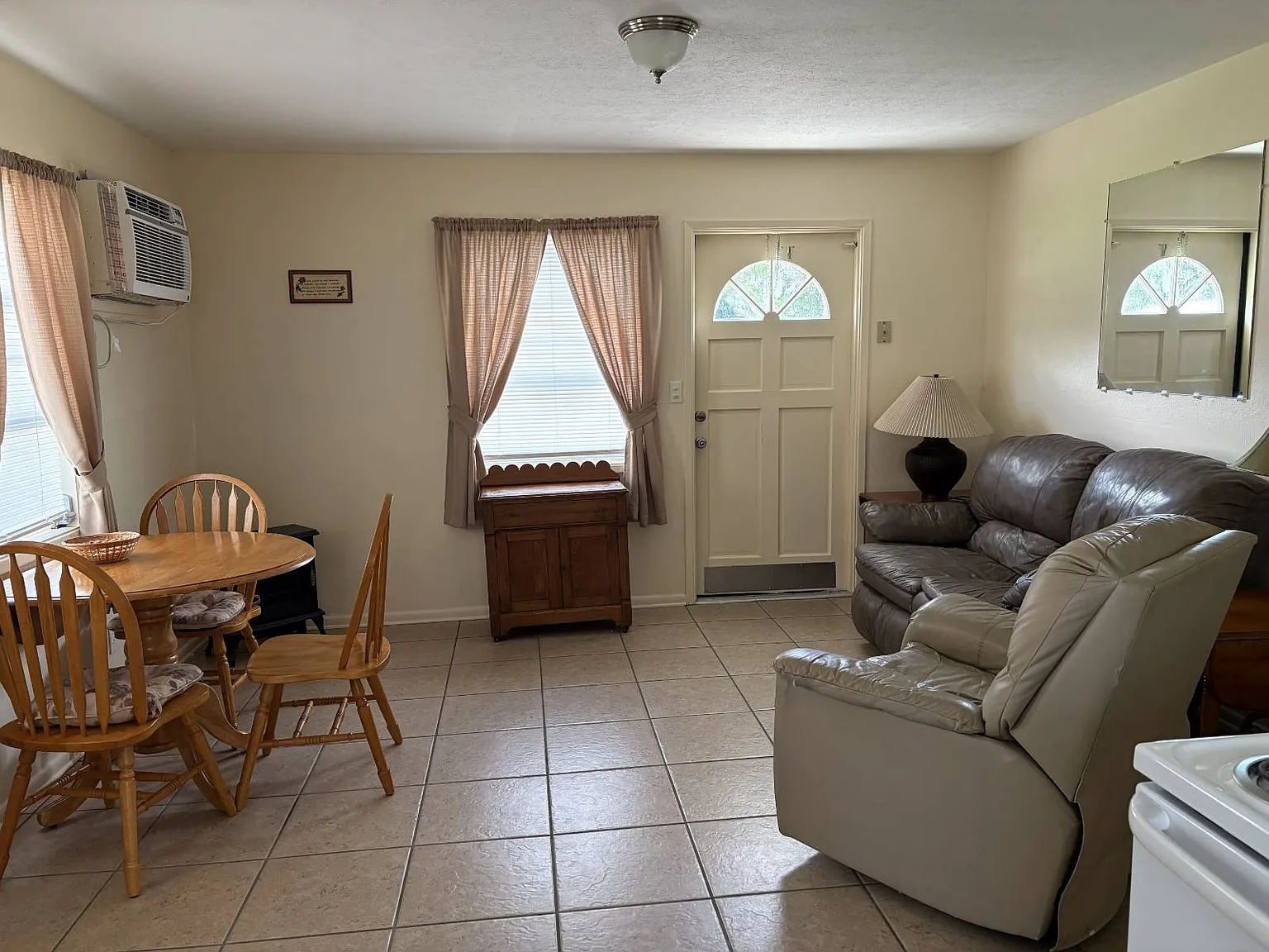 2 bed, 1.0 bath, 609 sqft, $950 — Photo 2