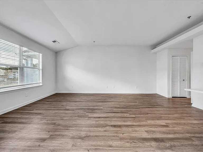 The Vinings Apartments — Photo 9