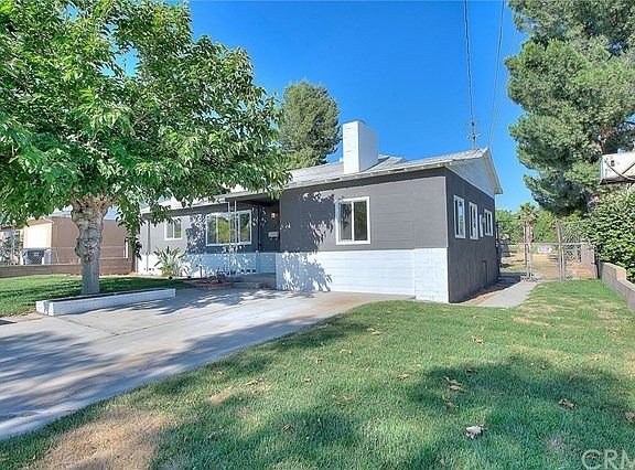 4th image of 2571 Lawrence Ave