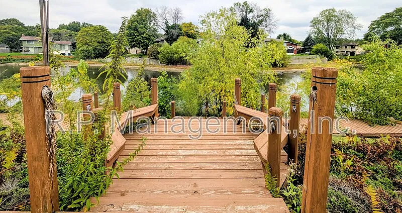3 bed, 2.0 bath, 2000 sqft, $2,322 — Photo 3