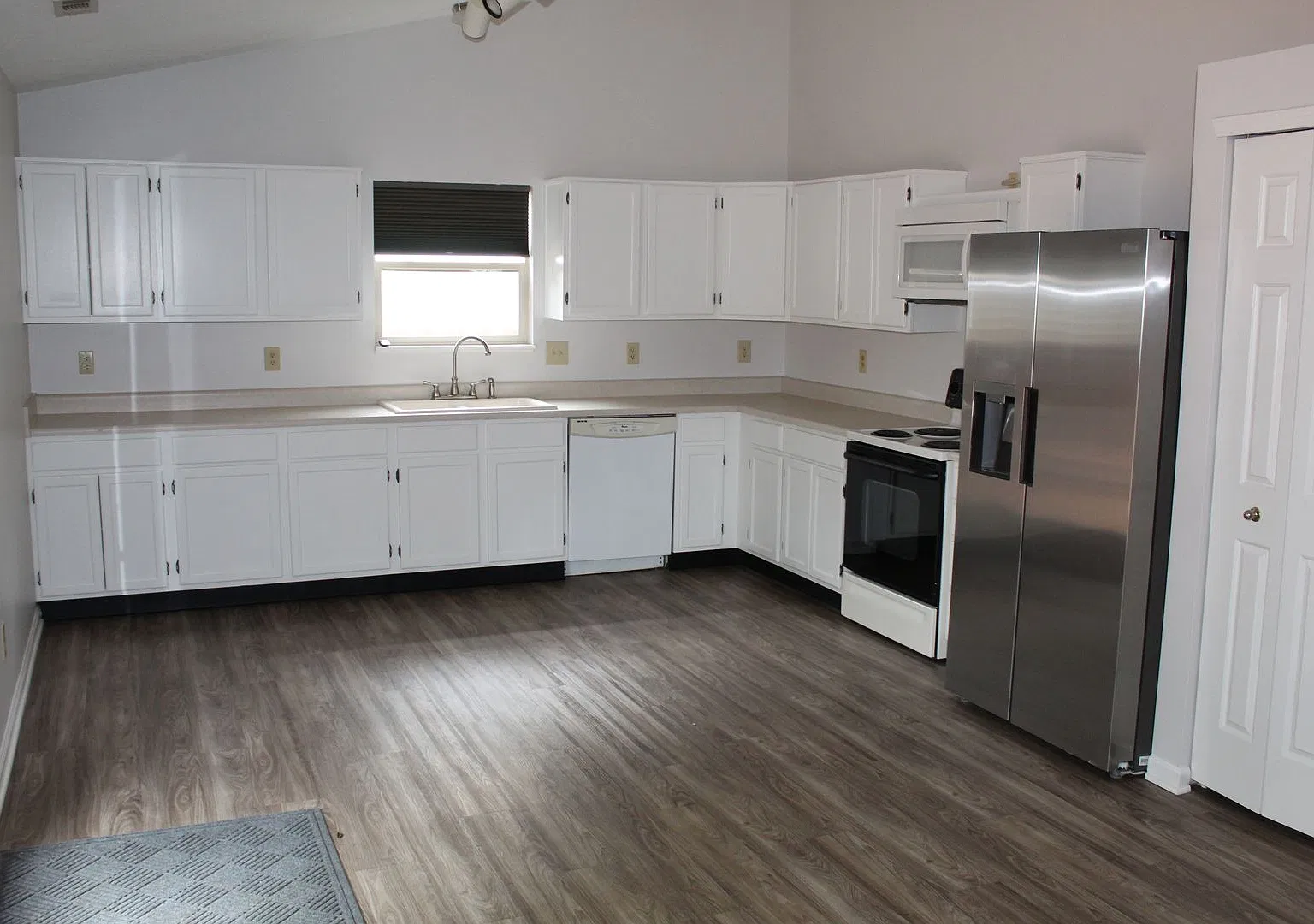 Move In Ready 3 BR Ranch in Brownsburg! — Photo 2