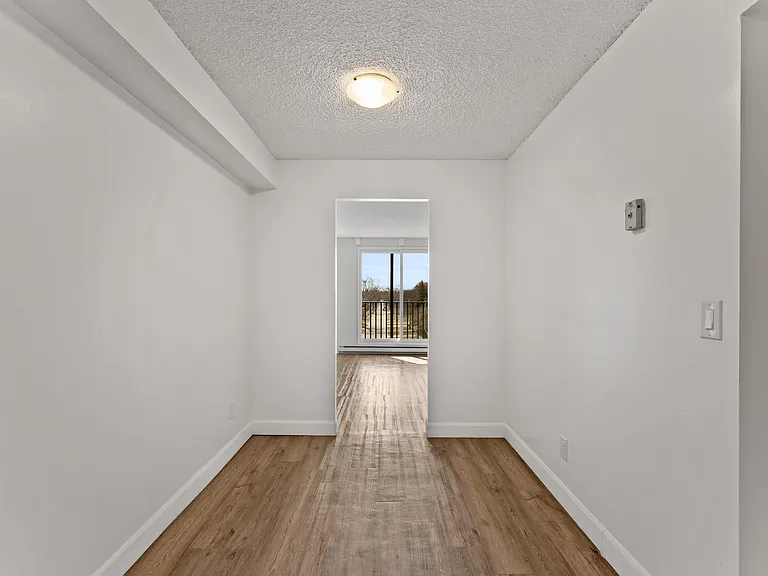 6600 Wyandotte St E — Photo 5