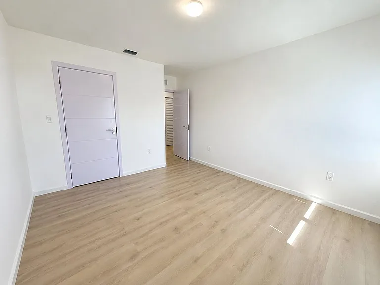 552 NW 7th St #6 — Photo 15