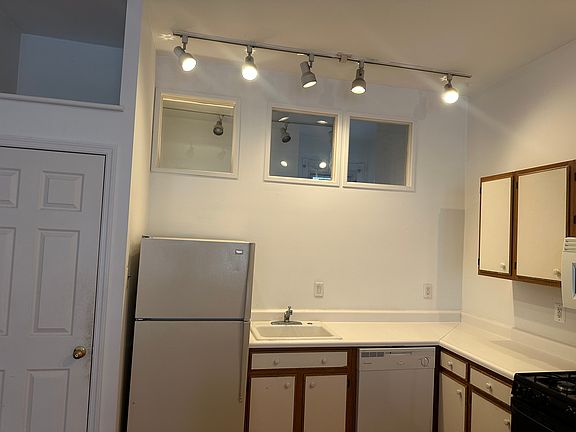 5th image of 923 S 11th St Floor 2