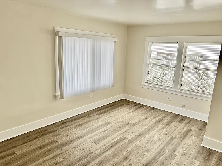 220 E 20th St — Photo 14