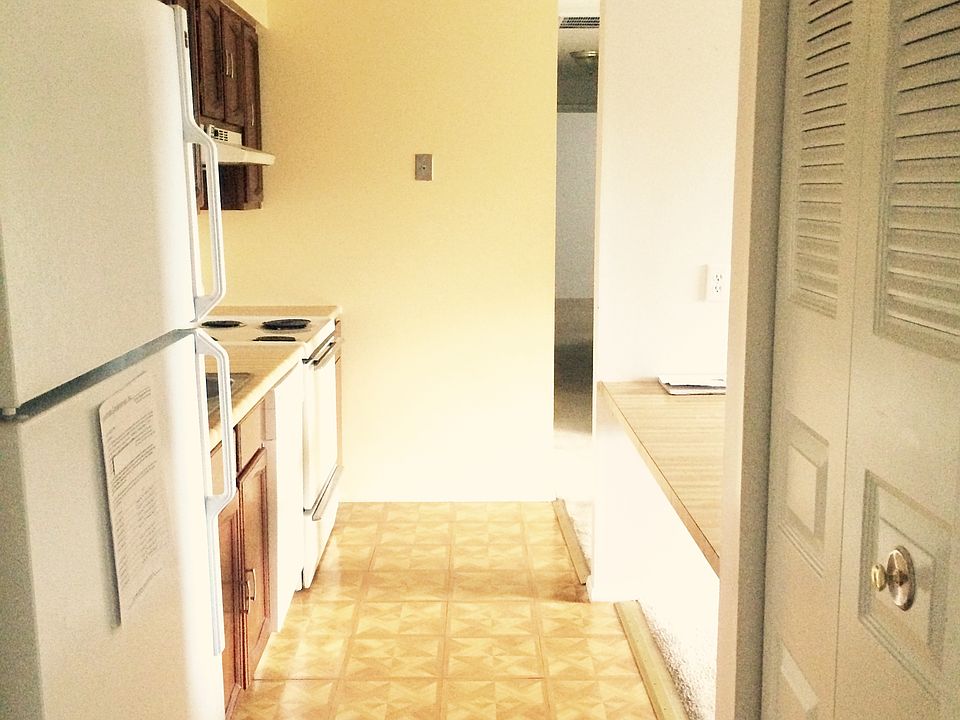 Kitchen w/ plenty of storage