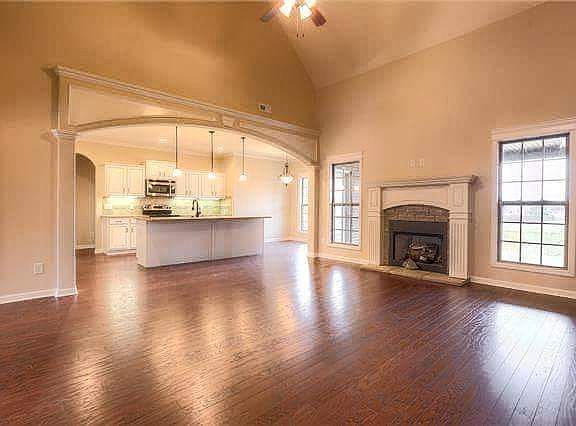 4th image of 392 Waylon Ct