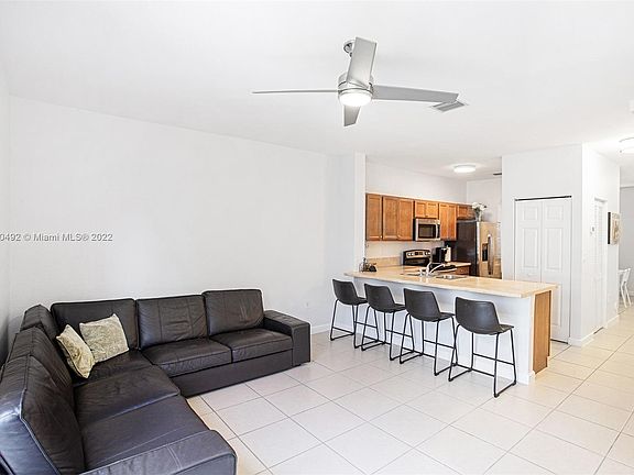 3rd image of 132 SE 28th Pl Unit 7