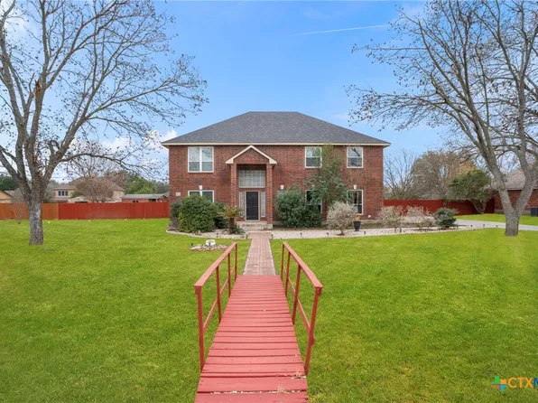 175 Plantation Dr, Seguin, TX 78155