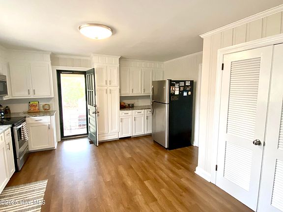 3rd image of 803 Ernul St