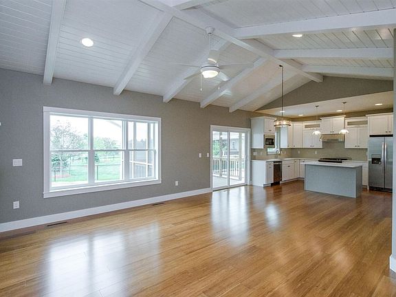 4th image of 375 Carlyle Dr