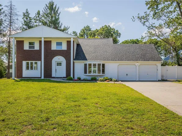 8 Hillcrest Place, Mount Sinai, NY 11766