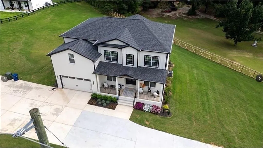 5 bed, 5.5 bath, 3732 sqft, $4,990 — Photo 2