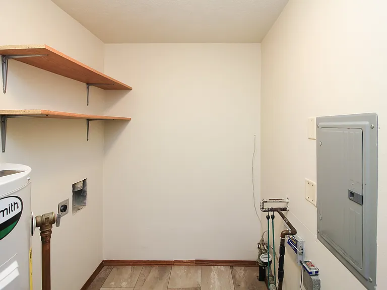 211 W 4th St #4 — Photo 8