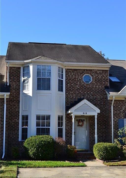 1st image of 818 S Lake Cir