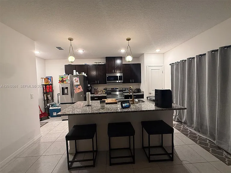 1557 SW Dycus Ave — Photo 3