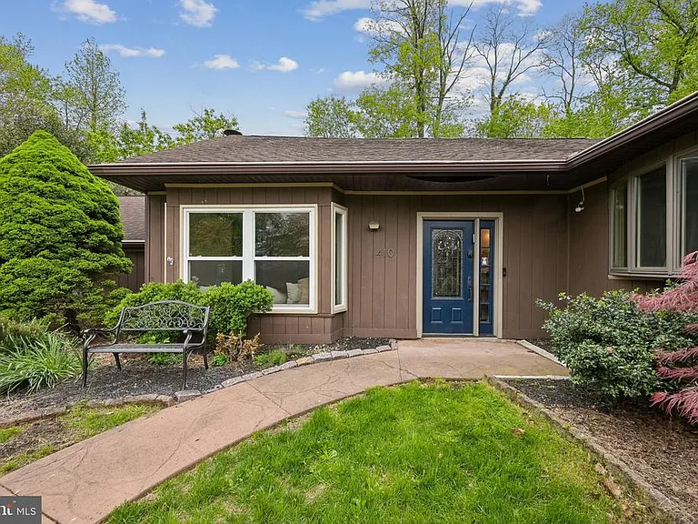 410 Narragansett Dr — Photo 2