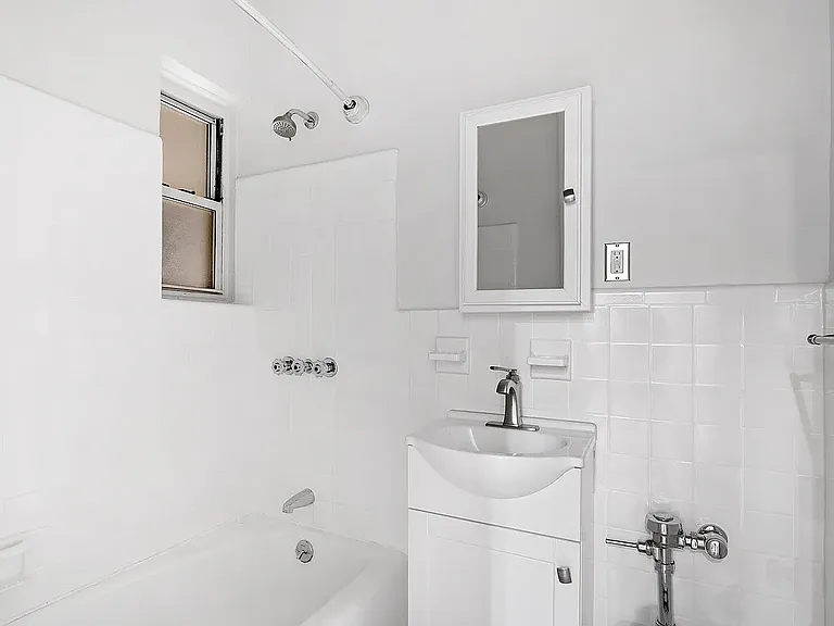521 E 81st St #B — Photo 4