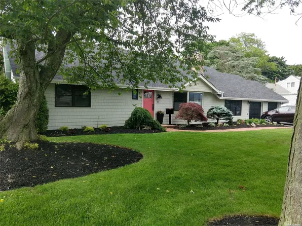 11 Deeringwood Lane, Babylon, NY 11702