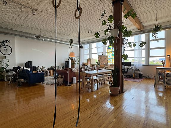 3rd image of 2410 W North Ave #R