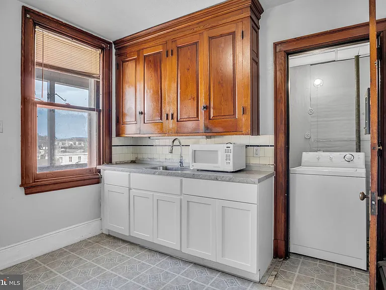 727 E Market St — Photo 15