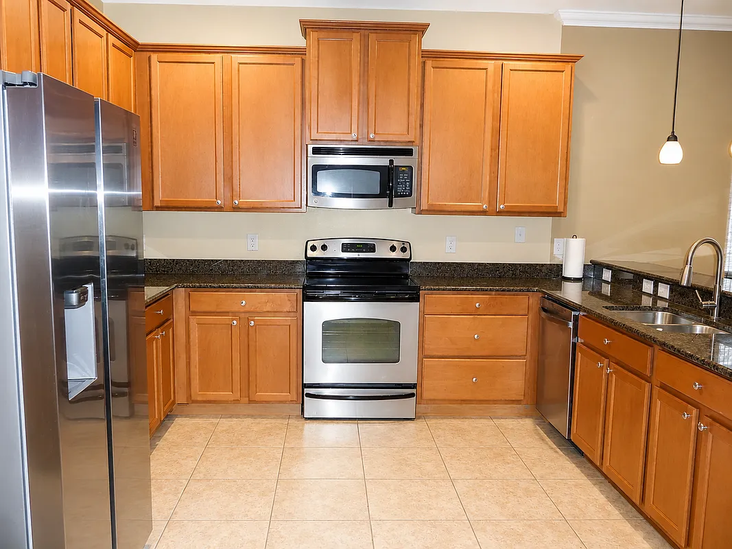 4 bed, 2.0 bath, 2004 sqft, $2,500 — Photo 3