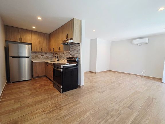 4th image of 20301 Cohasset St APT 5